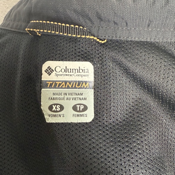 Columbia Women's sportswear Black XS button closure -cp - Picture 9 of 9